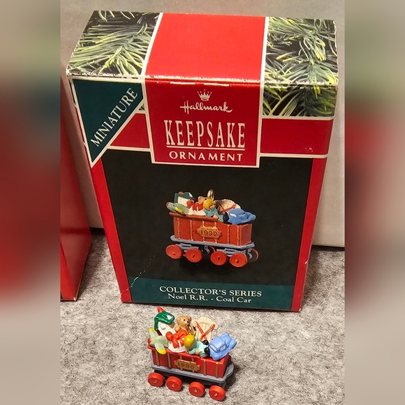 4 Hallmark Keepsake miniature ornaments - Picture 5 of 5